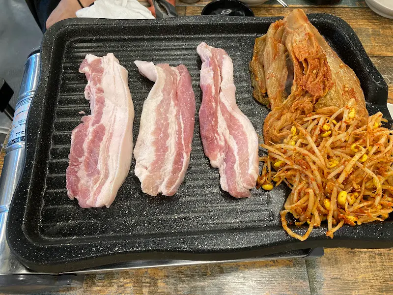 숯불갈비와 곁들임 채소