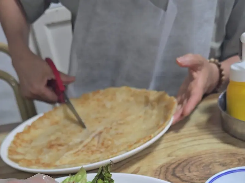 감자전을 자르는 모습