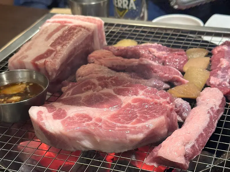 불판 위에 푸짐하게 올려진 갈매기살과 멜젓