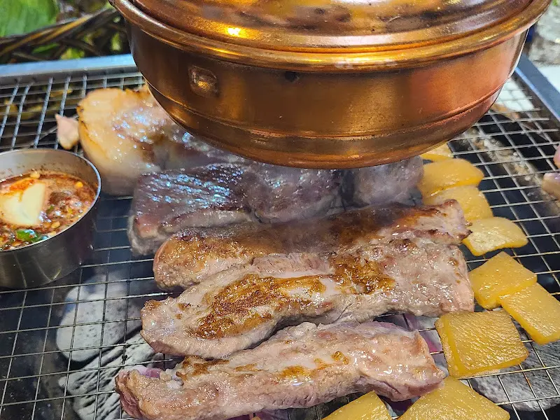 잘 구워진 갈매기살과 멜젓