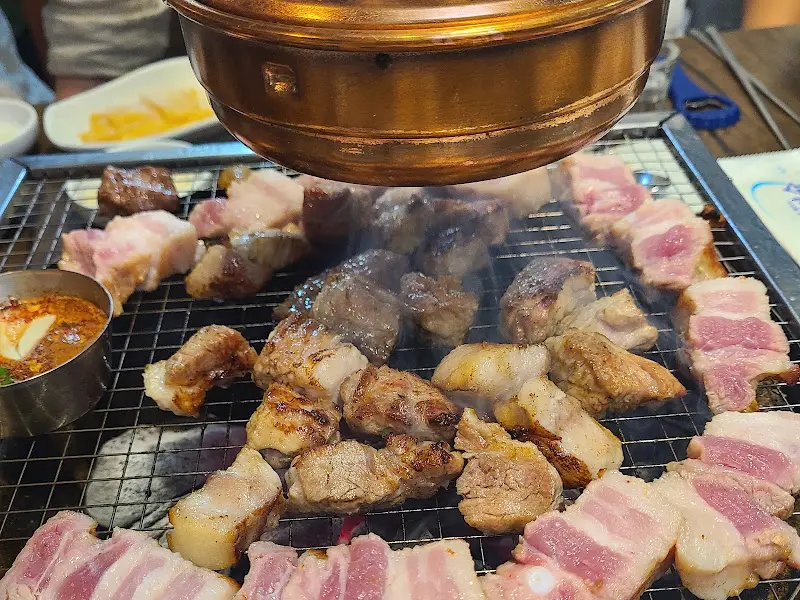 불판 가득 올려진 갈매기살과 떡