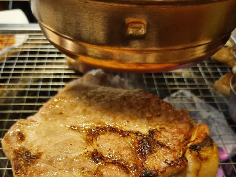 숯불 위에서 노릇하게 구워진 갈매기살