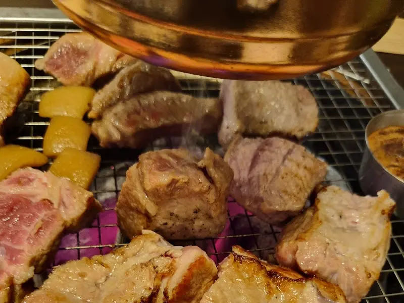 갈매기살과 떡이 함께 구워지는 모습