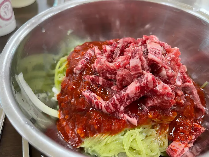 비벼진 육회냉면