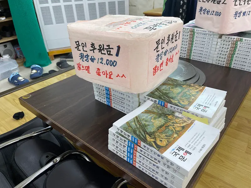 책이 쌓여있는 모습