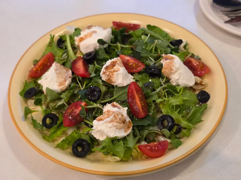 신선한 채소와 리코타 치즈가 듬뿍 들어간 샐러드