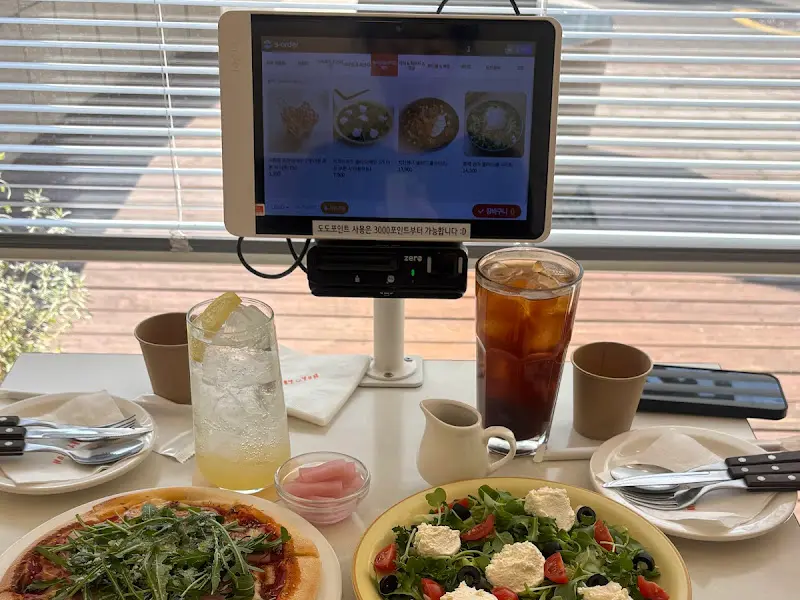 테블릿으로 간편하게 주문할 수 있다.