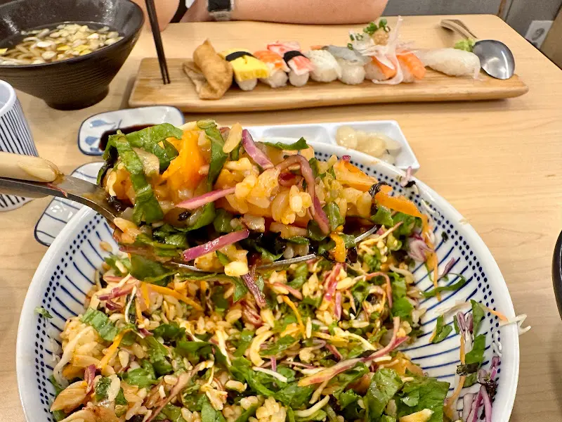 회덮밥과 초밥, 우동이 함께 차려진 푸짐한 식탁