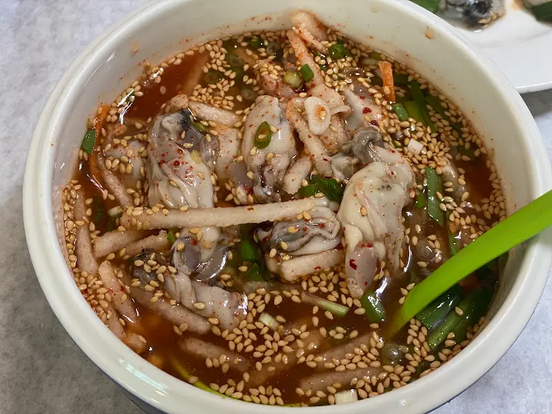 매콤새콤한 굴물회