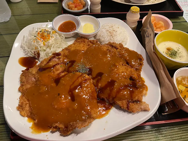 2005 돈까스 전체 상차림