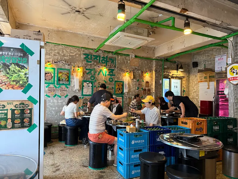 활기 넘치는 매장 분위기