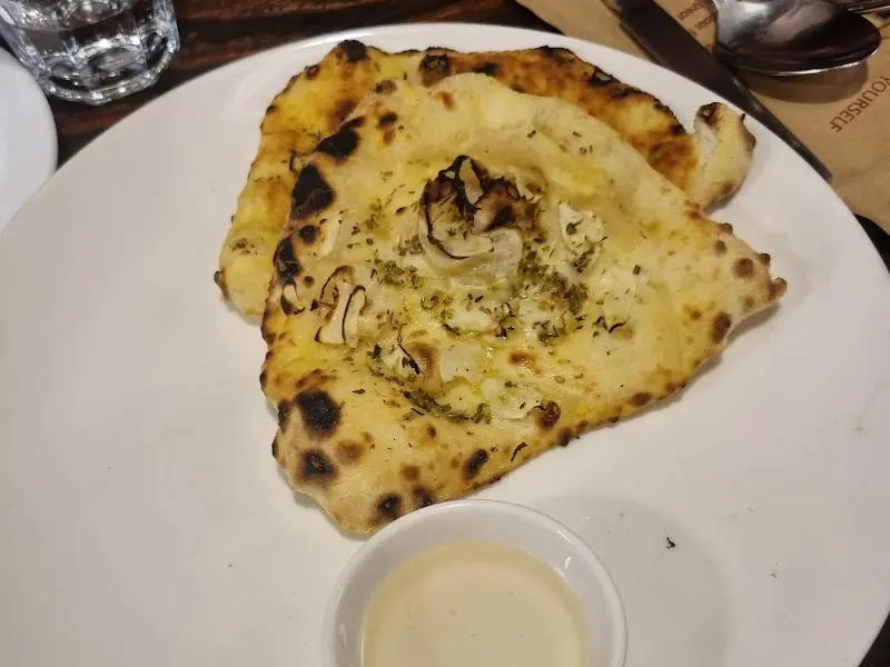 꿀에 찍어먹으니 더욱 맛있는 화덕빵