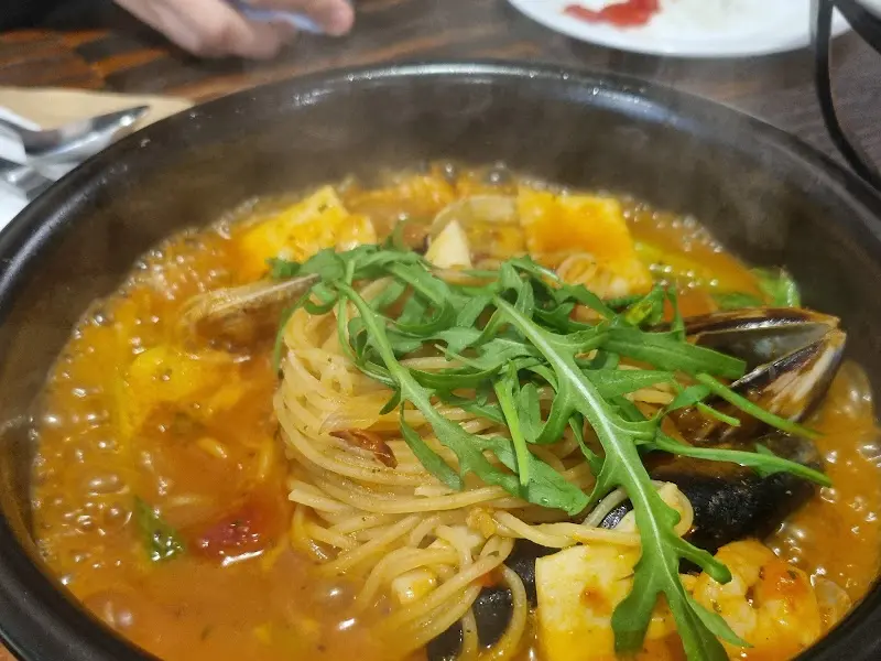 보글보글 끓는 뚝배기 파스타