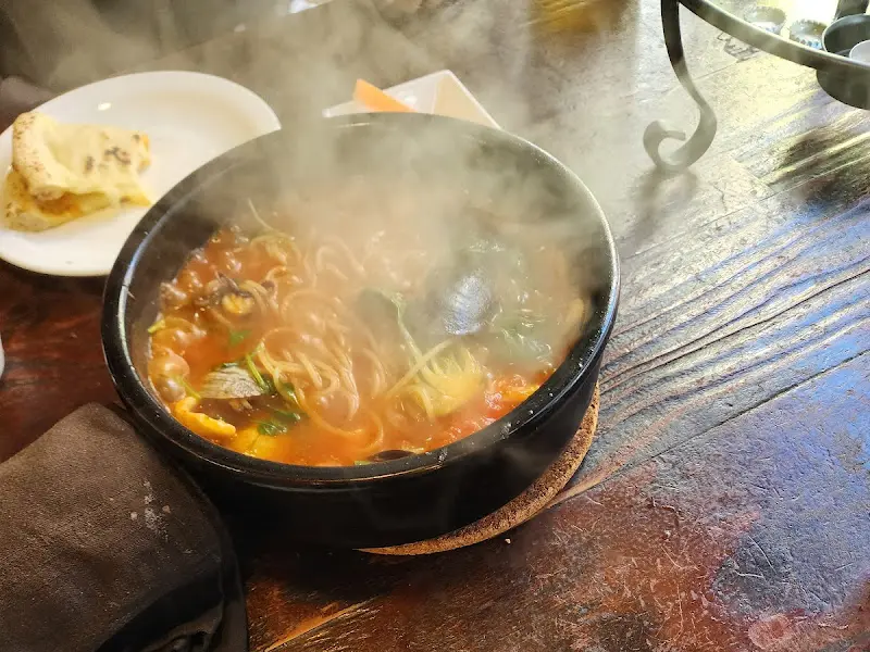 김이 모락모락 나는 뚝배기 파스타