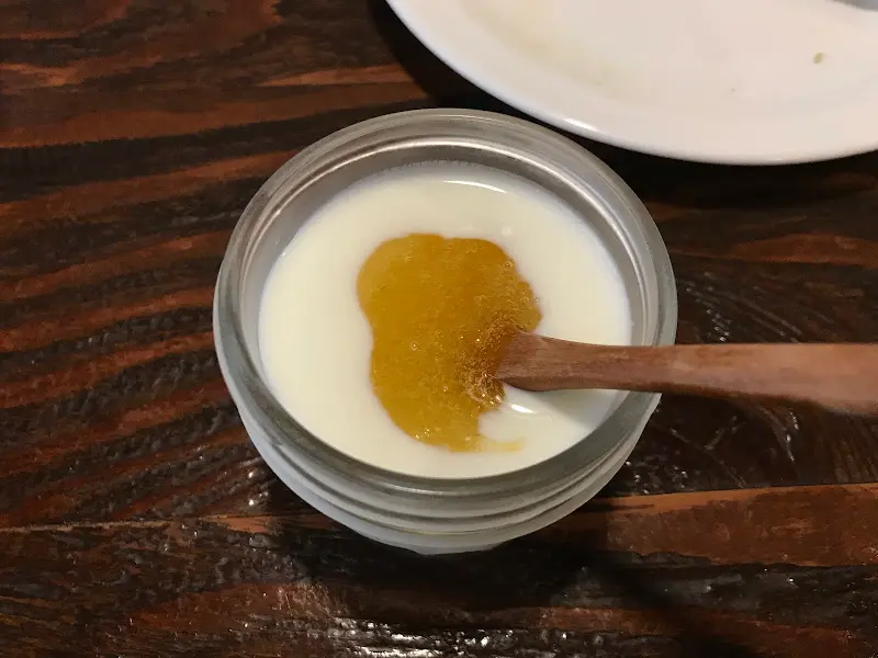 달콤한 꿀이 듬뿍 뿌려진 요거트