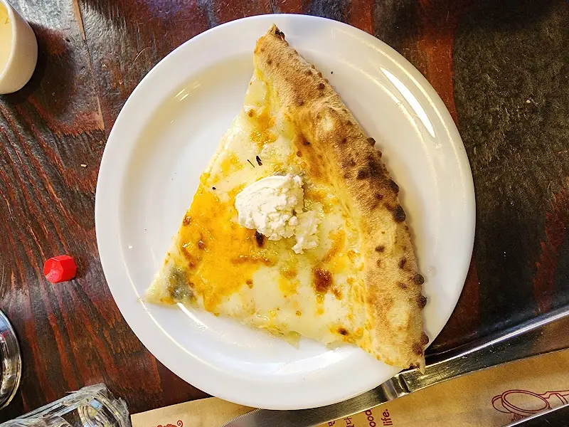 먹음직스러운 고르곤졸라 피자 한 조각