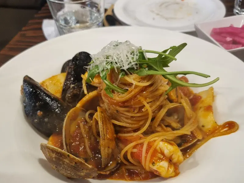 해산물이 듬뿍 들어간 토마토 파스타