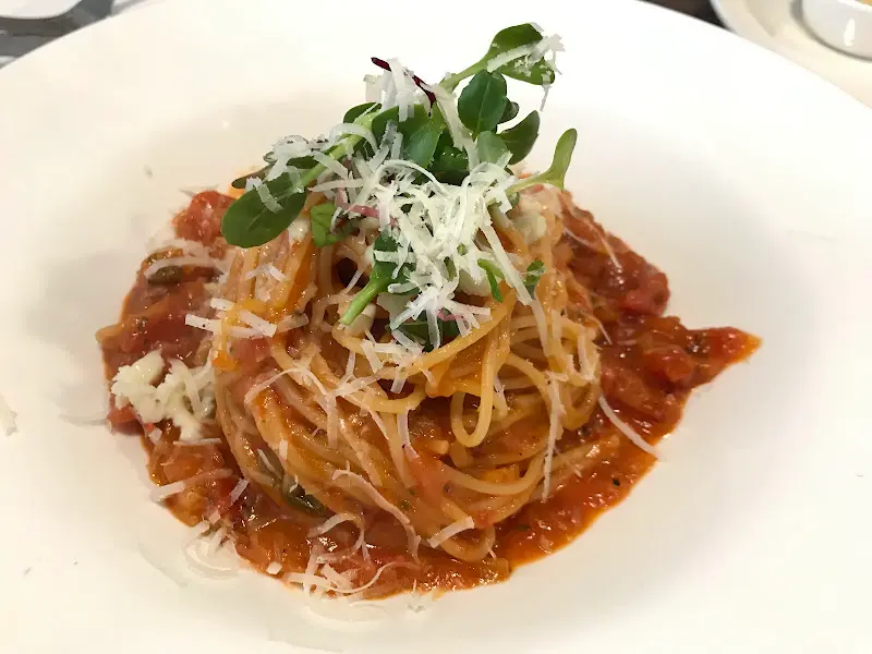 신선한 채소가 올려진 파스타