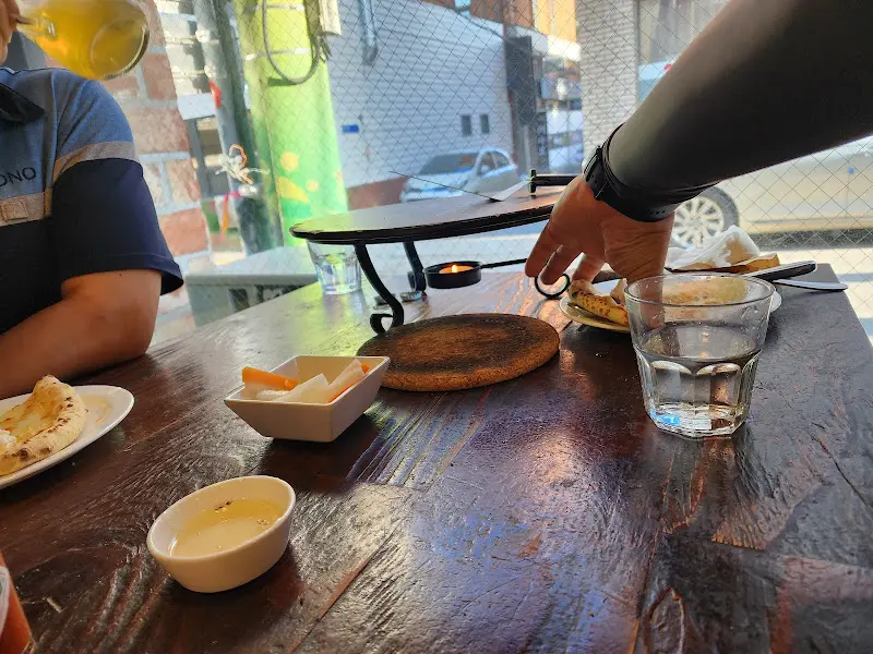 가게 내부 테이블 모습