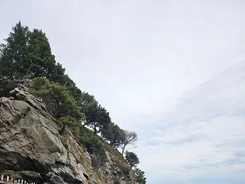 학포마을 주변 바위 절벽