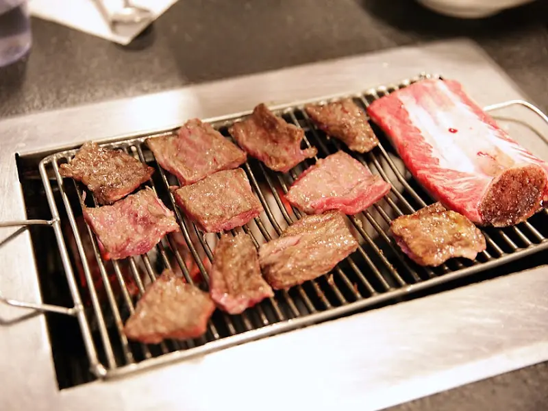 숯불 위에서 노릇하게 익어가는 갈비