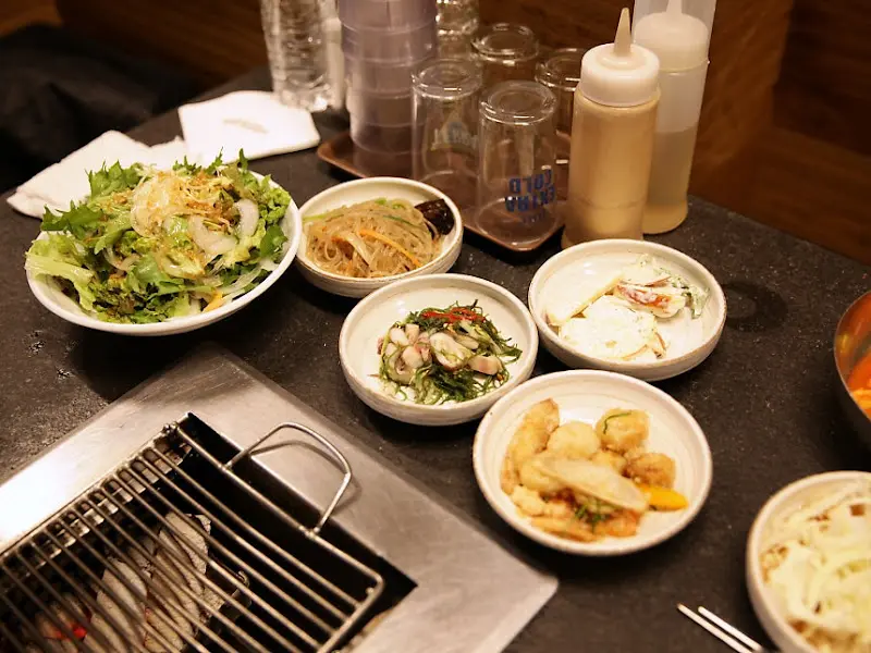 다양한 밑반찬이 정갈하게 담겨있는 모습