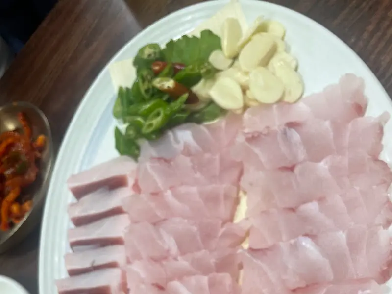 두툼한 민어회 한 점