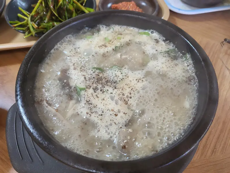 정갈하게 담긴 반찬들