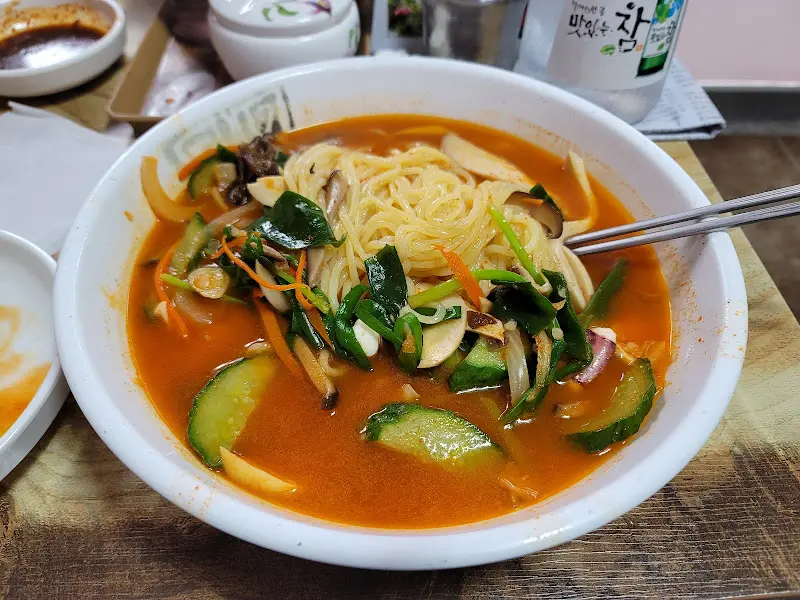 수북하게 담긴 우동 한 그릇