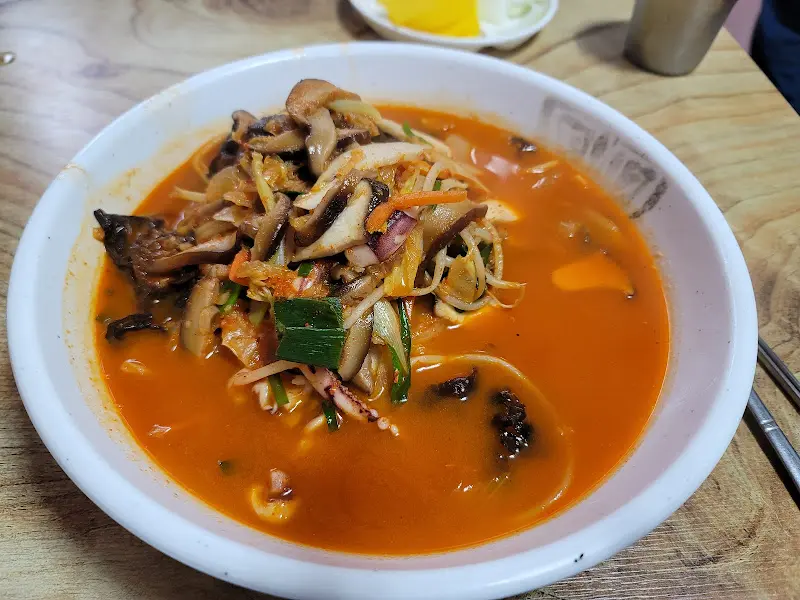 다양한 버섯과 해물이 어우러진 짬뽕