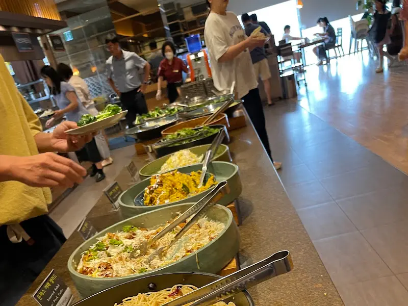 붐비는 샐러드바