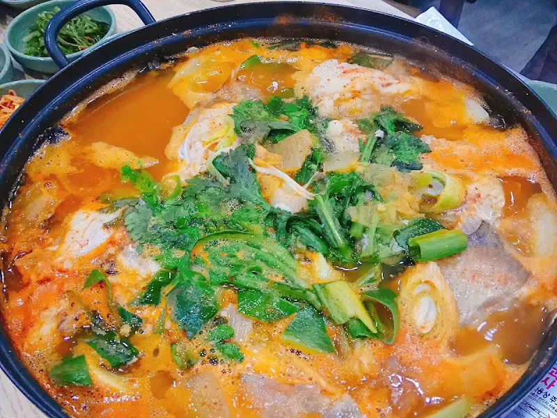 해물 가득한 라면 국물