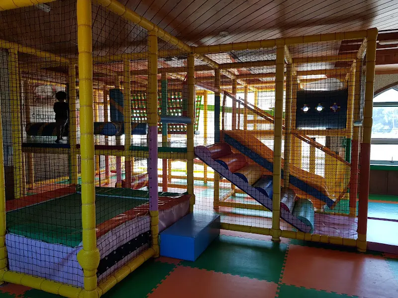 아이들이 신나게 뛰어놀 수 있는 정글짐