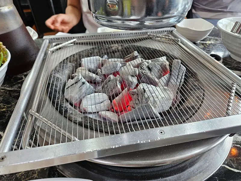 숯불 위에서 맛있게 익어가는 돼지갈비