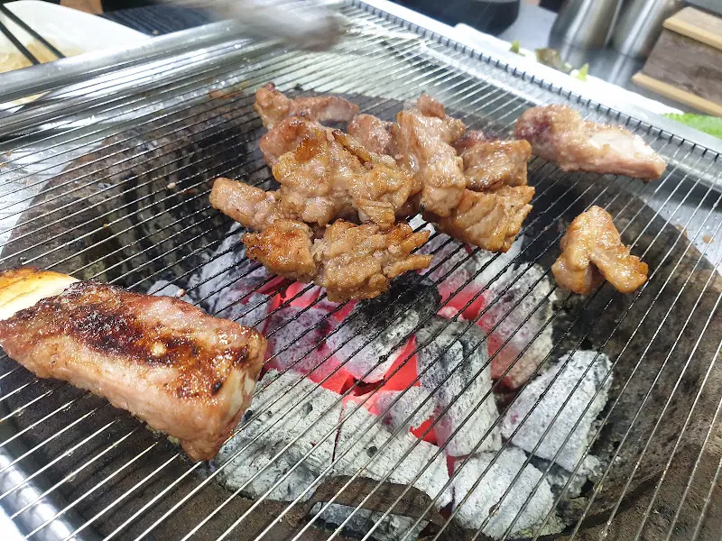 숯불에 구워 더욱 맛있는 돼지갈비