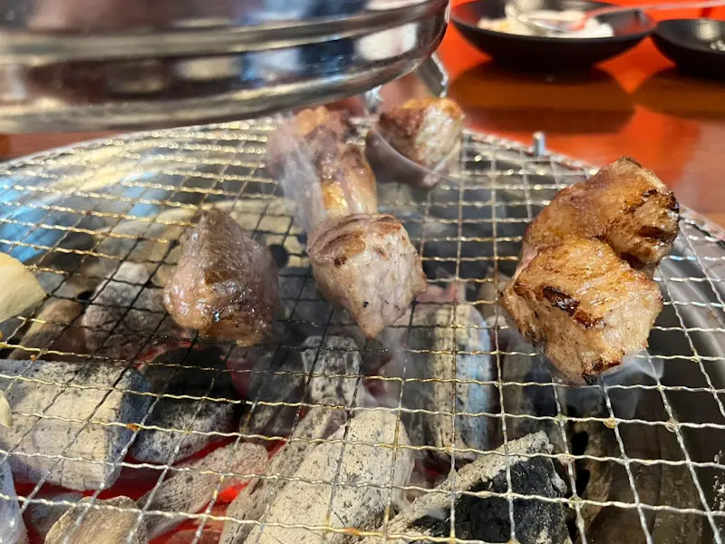숯불 위에서 구워지는 돼지목살
