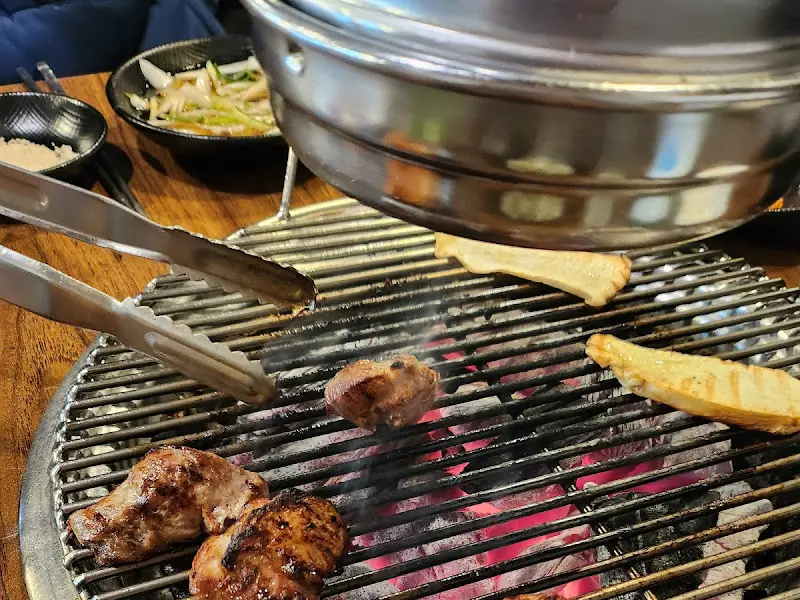 숯불에 구워지는 고기