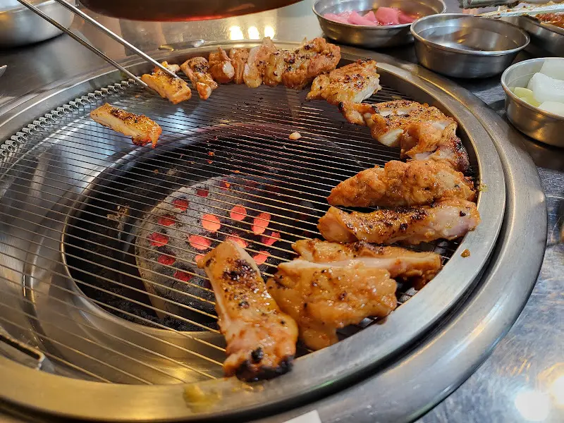 숯불에 구워지는 닭갈비