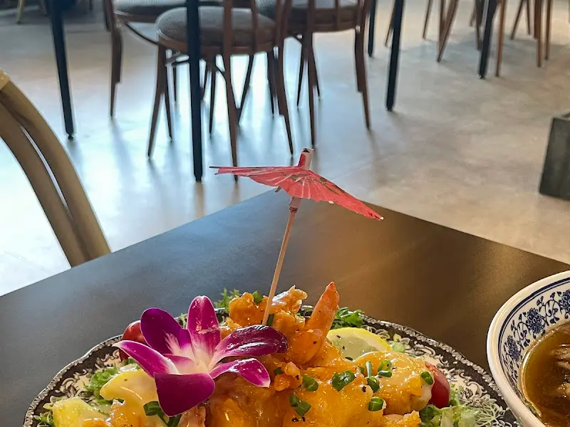 레몬 크림 마요 쉬림프의 클로즈업 샷