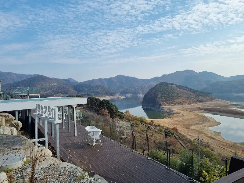 카페 외부 테라스에서 옥정호를 바라보는 모습