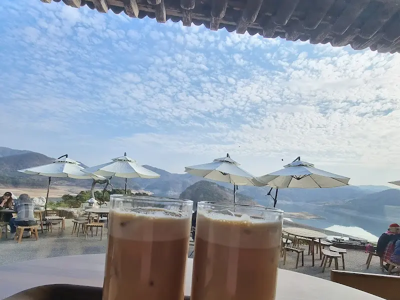 돌잔에 담겨 나온 쌍화차