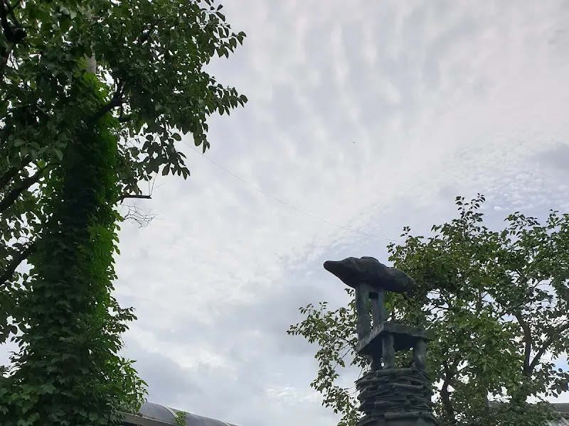 카페 정원에 놓인 조각상