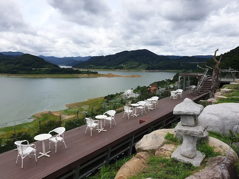 카페 테라스에서 옥정호를 바라보는 모습