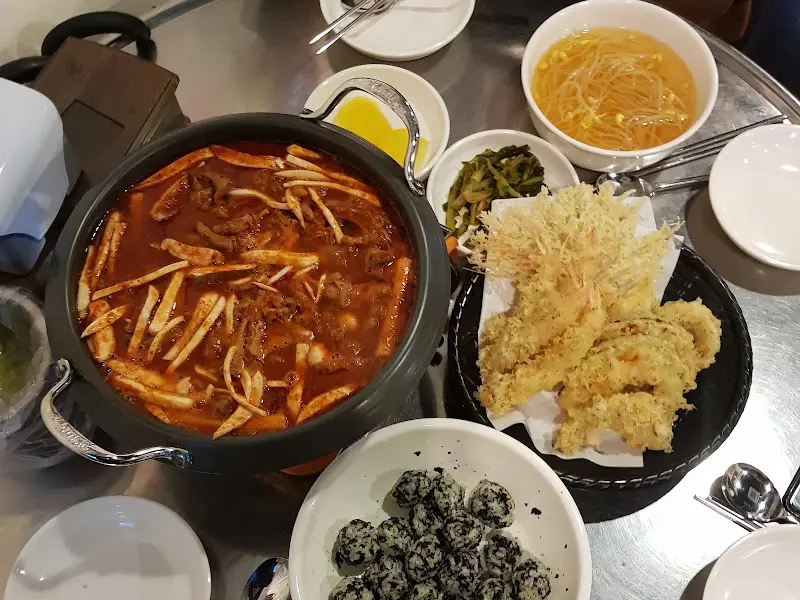 보글보글 끓고 있는 국물 닭발