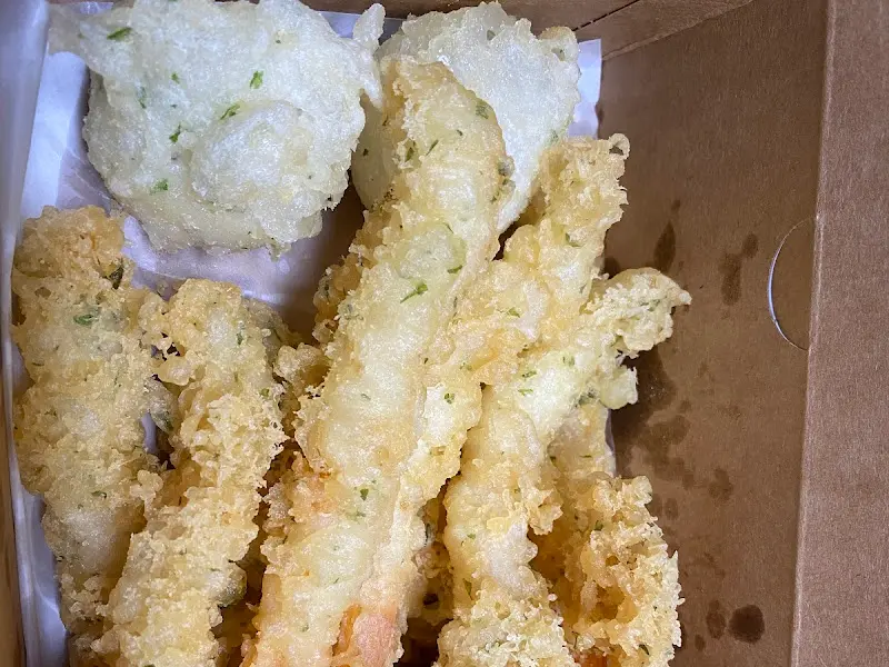 갓 튀겨져 나온 모듬 튀김