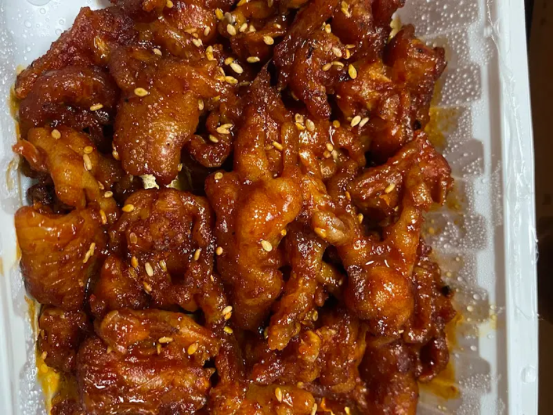 윤기가 좔좔 흐르는 닭발