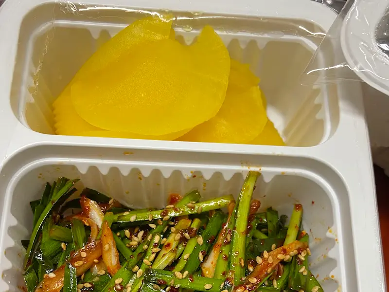 닭발과 함께 제공되는 곁들임 찬