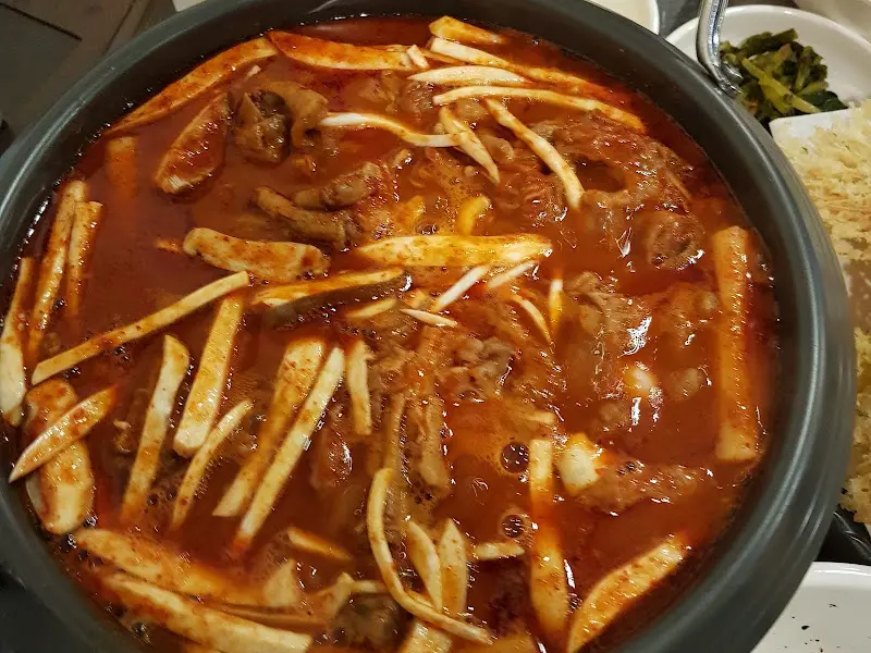 매콤한 국물 닭발의 클로즈업 샷