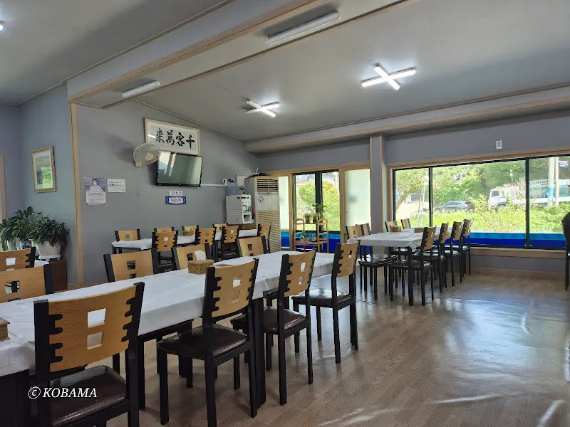 테이블 간 간격도 넉넉한 홀