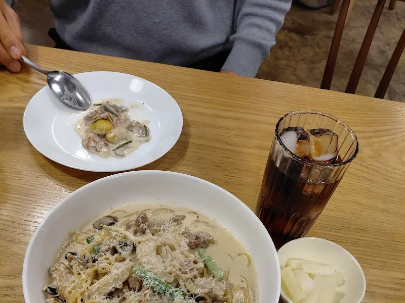 테이블 위 맛있는 음식들